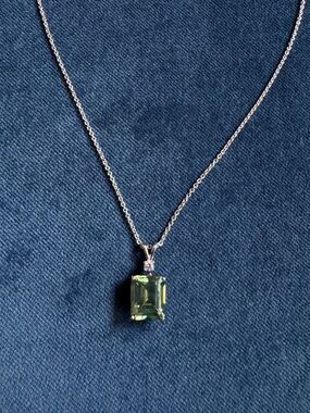 925 Sterling silver With green glass stone necklace pendant.